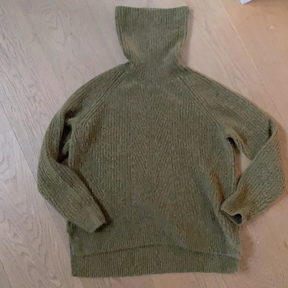 Super soft olive green Madewell turtleneck sweater
